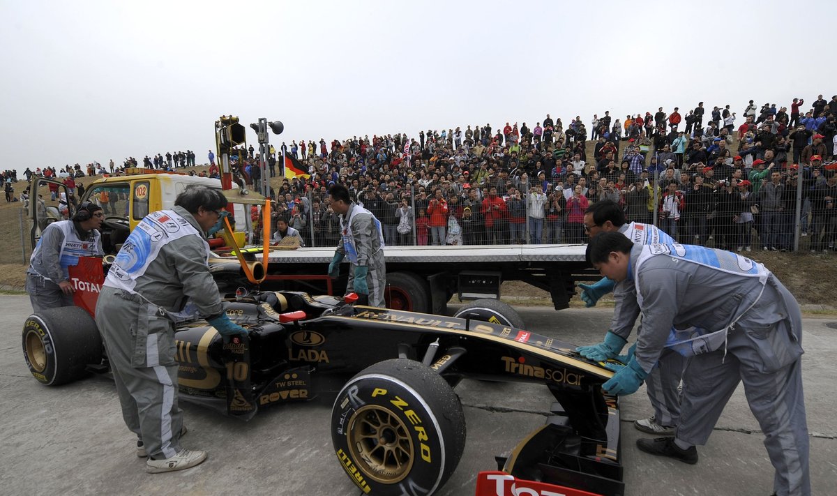 Vitaljaus Petrovo sugedęs "Lotus-Renault" automobilis 