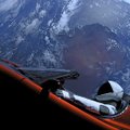 Kosmose skriejantis „Tesla“ elektromobilis pirmą kartą apsisuko aplink Saulę