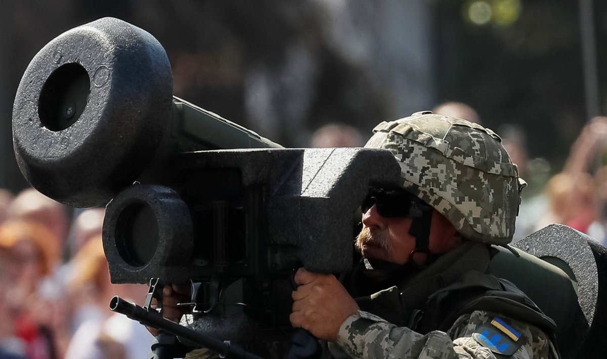 Ukrainiečių karys su prieštankine sistema Javelin