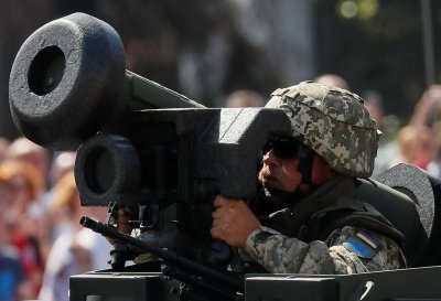 Ukrainiečių karys su prieštankine sistema Javelin