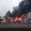 Sankt Peterburge sudegė prekybos centras, įgriuvo pastato stogas