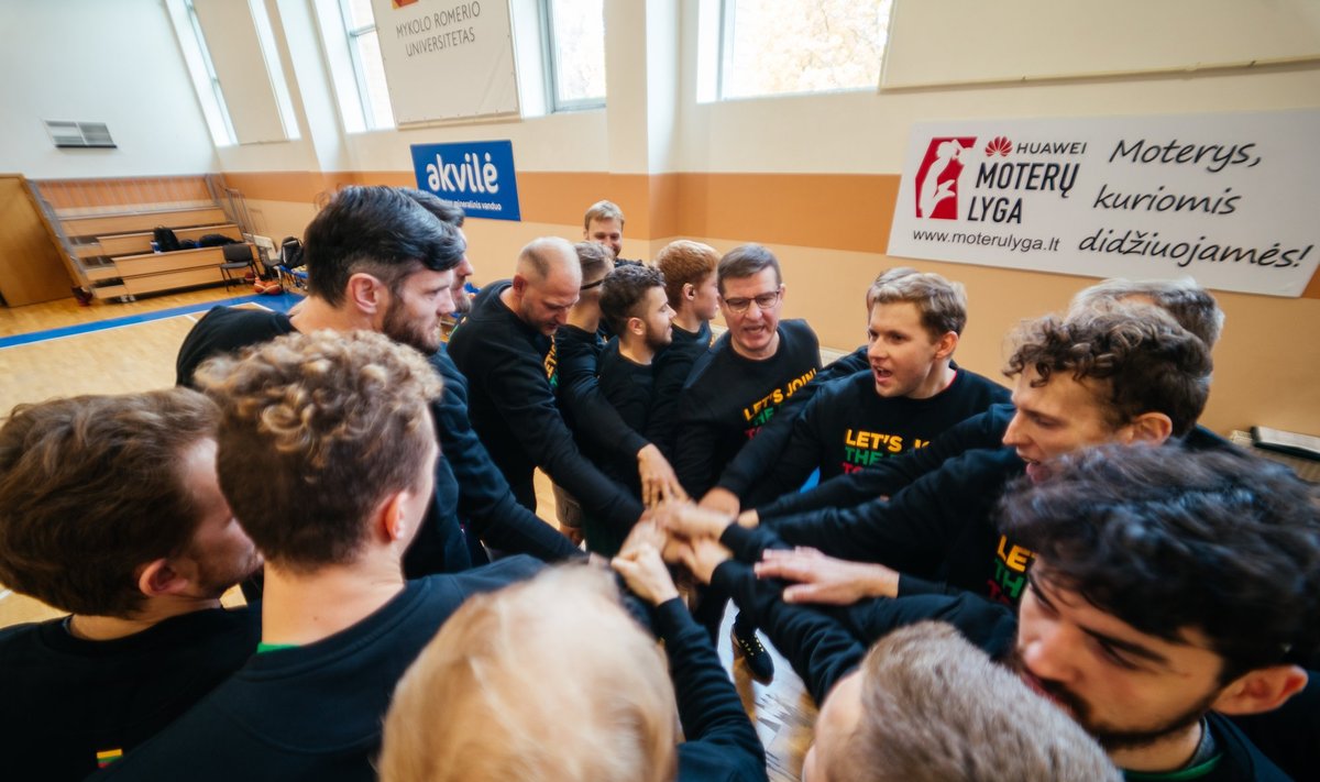Kurtieji krepšininkai siunčia palaikymo gestą mažiesiems ligoniams (Foto: Marius Linauskas)