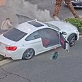 Nufilmuota, kaip policininkas Las Vegase iš degančio automobilio ištraukia vairuotoją