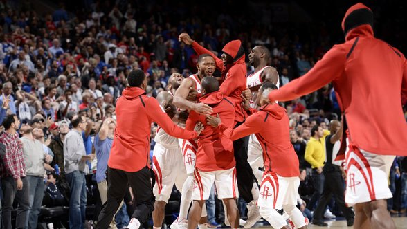 NBA naktis: L. Jameso trigubas dublis neišgelbėjo „Cavaliers“, „Rockets“ išplėšė pergalę su sirena