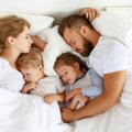 Galas įgrisusiam ginčui: tyrėjai nustatė, kad vaikai iki trejų metų turėtų miegoti vienoje lovoje su tėvais