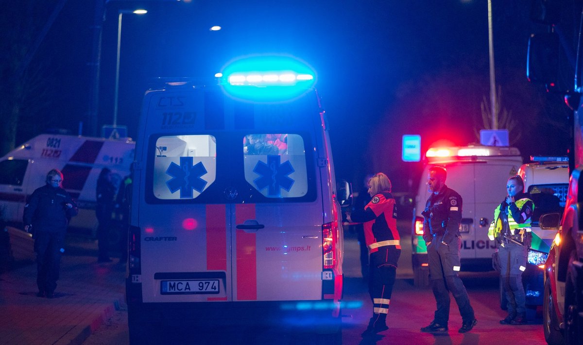 Nelaimė Vilniuje: nuo elektros laido užsidegė paauglys ir jam padėti atskubėjęs medikas