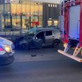Žiauri avarija Vilniuje: BMW rėžėsi į atitvarus, gelbėtojai vadavo prispaustą ir sunkiai sužalotą vairuotoją