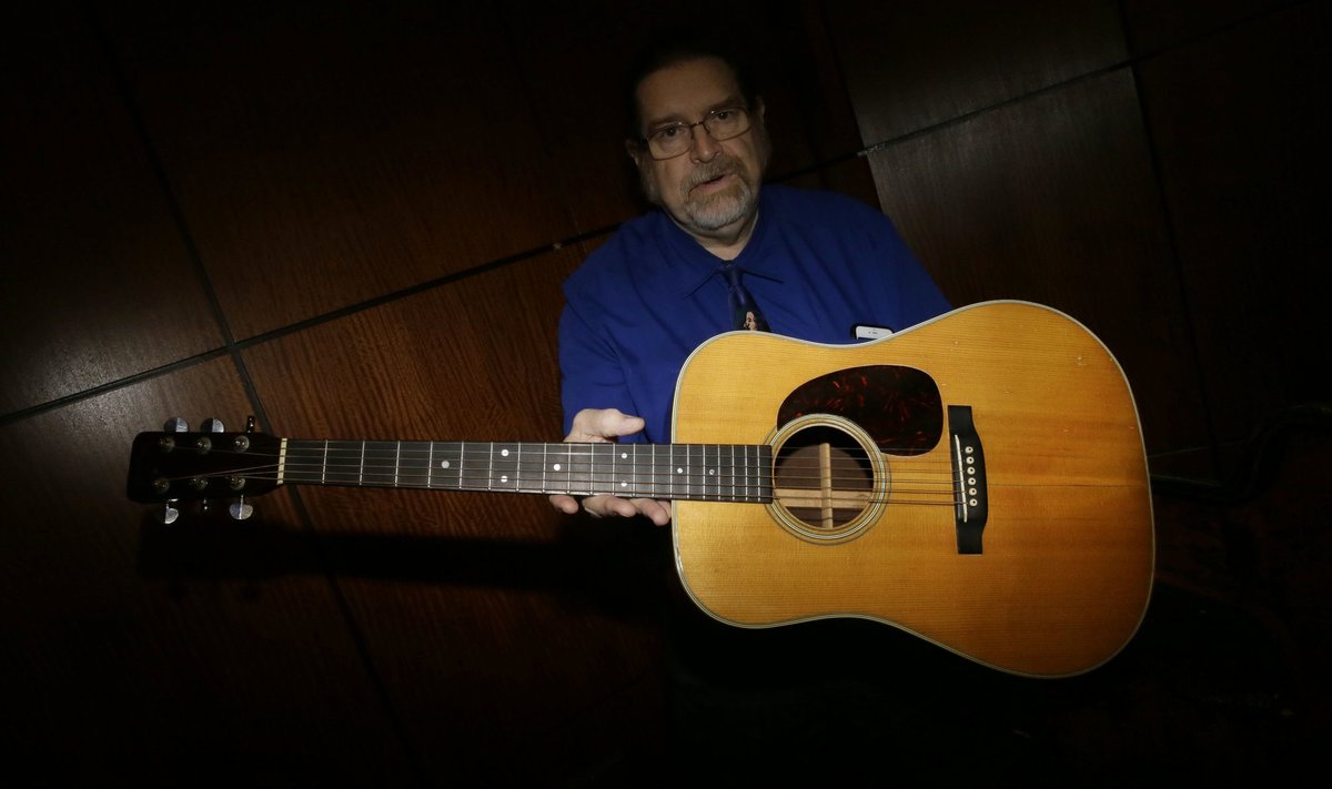 Aukcione parduota Bobo Dylano gitara