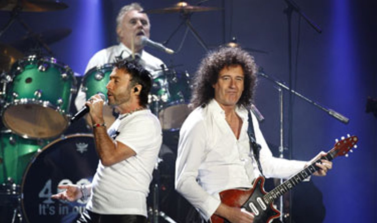 Grupės "Queen" muzikantai ir P.Rodgersas (k.)