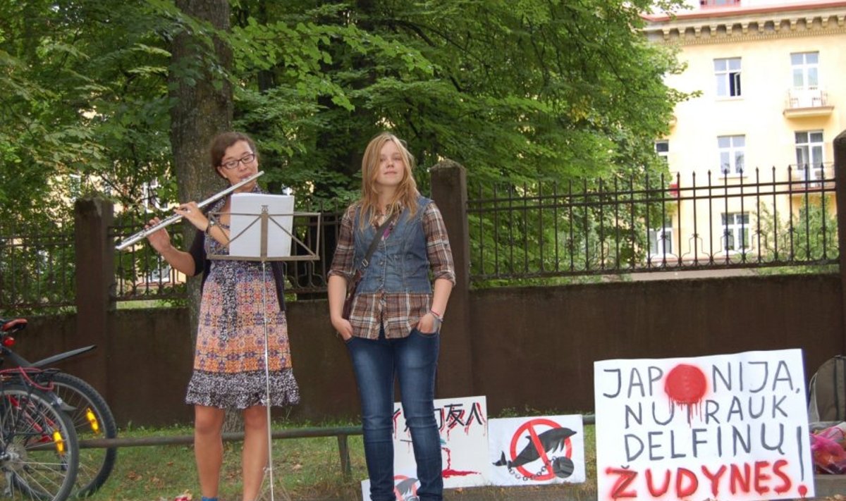 Karolina Baleckaitė protesto metu grojo fleita 