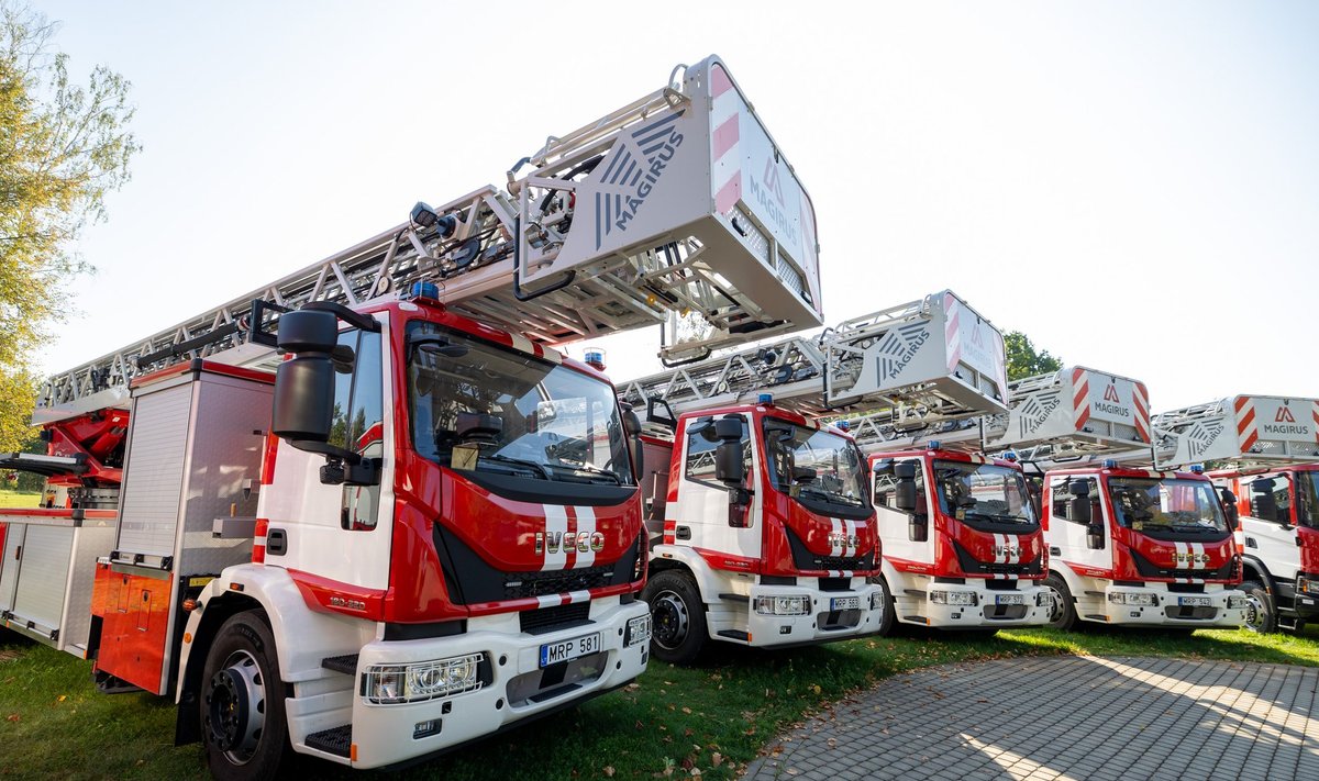 Priešgaisrinėms gelbėjimo valdyboms perduoti nauji automobiliai