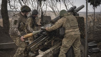 Rusijos atakas Charkivo srityje atremiantis artileristas: bent jau turime sviedinių