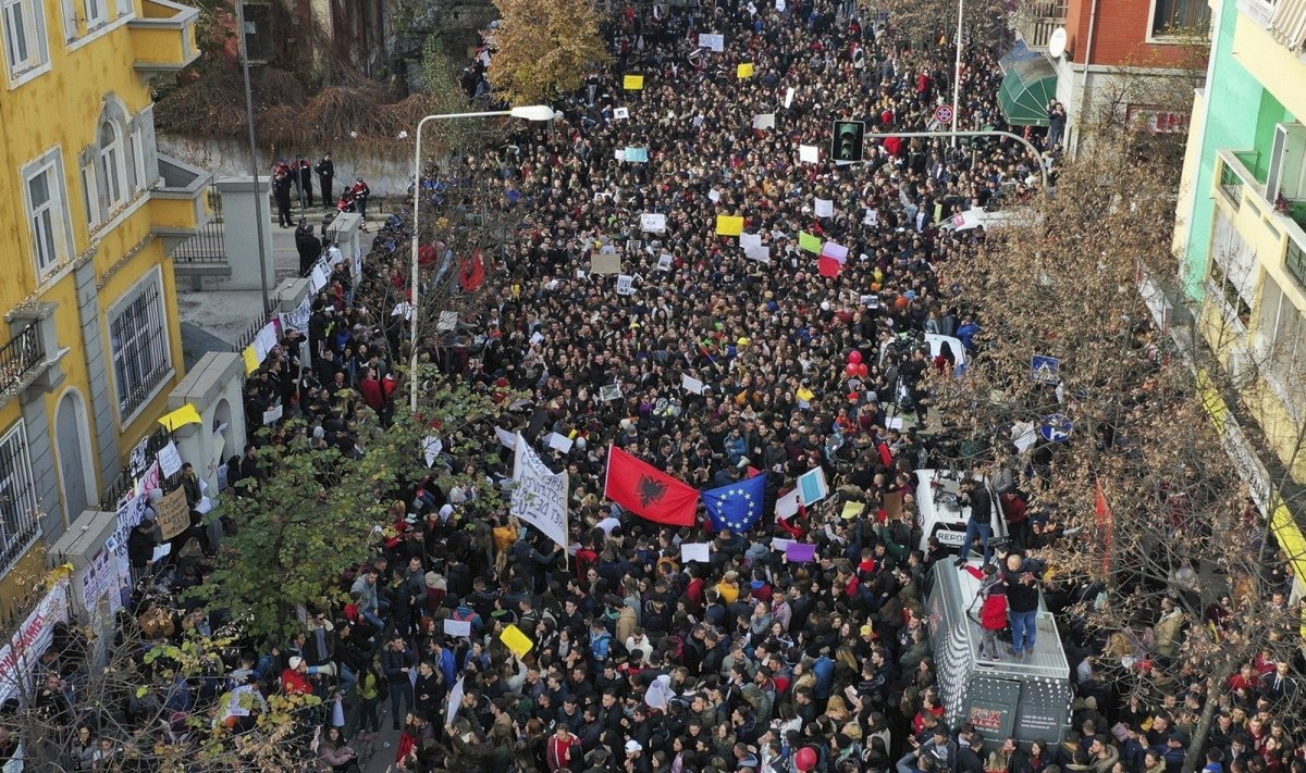 Albanijoje tūkstančiai studentų surengė didžiausią protestą prieš mokestį už mokslą