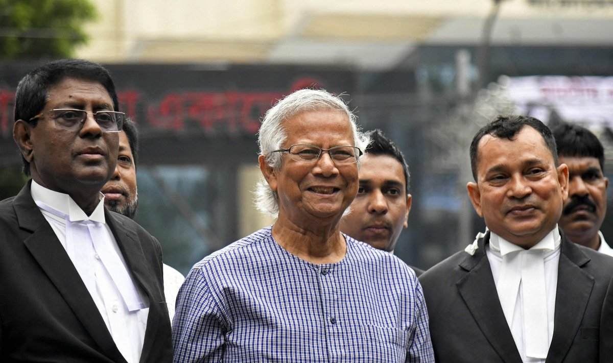 Muhammadas Yunusas su savo advokatais