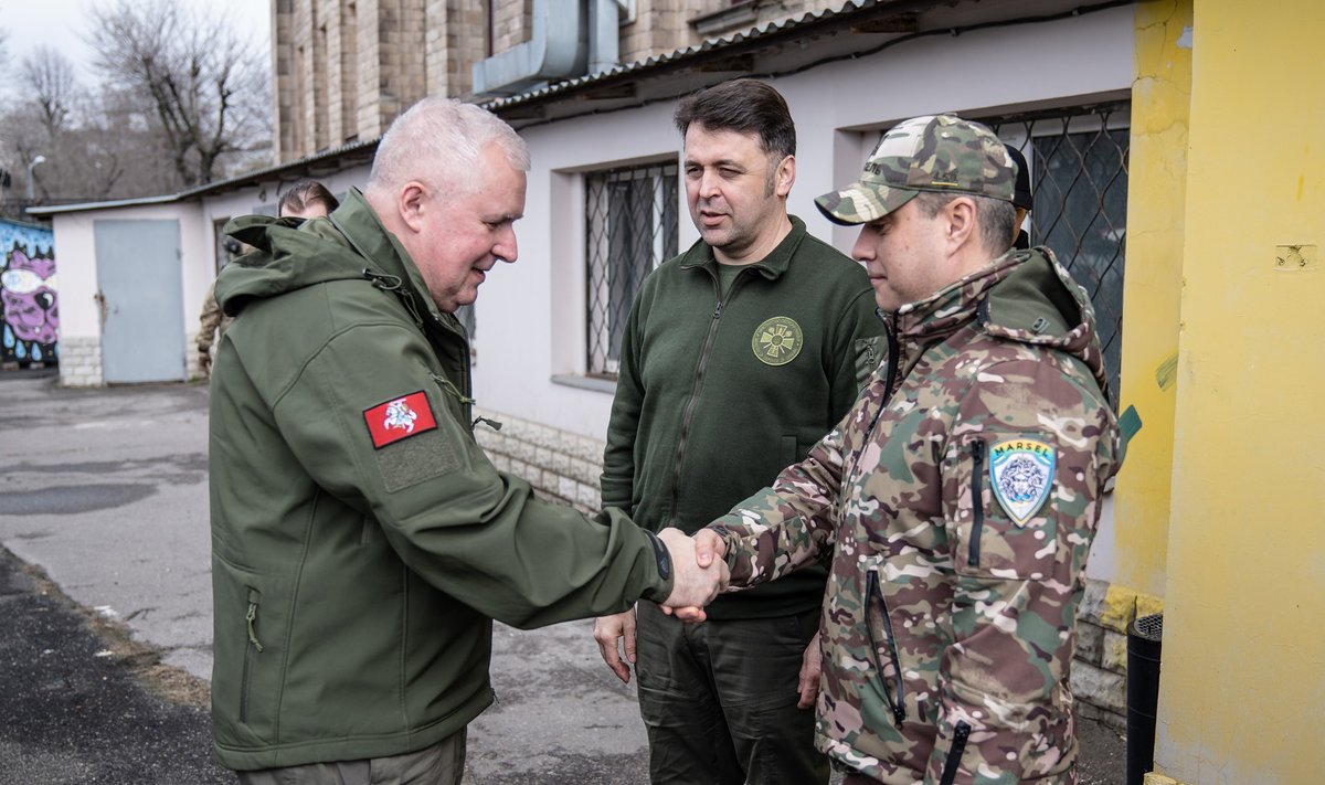 Ukrainoje besilankantis ministras A. Anušauskas perdavė dalį naujo Lietuvos karinės paramos paketo