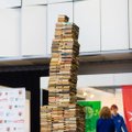 Tikisi pagerinti Lietuvos rekordą – pastatė aukščiausią knygų rietuvę