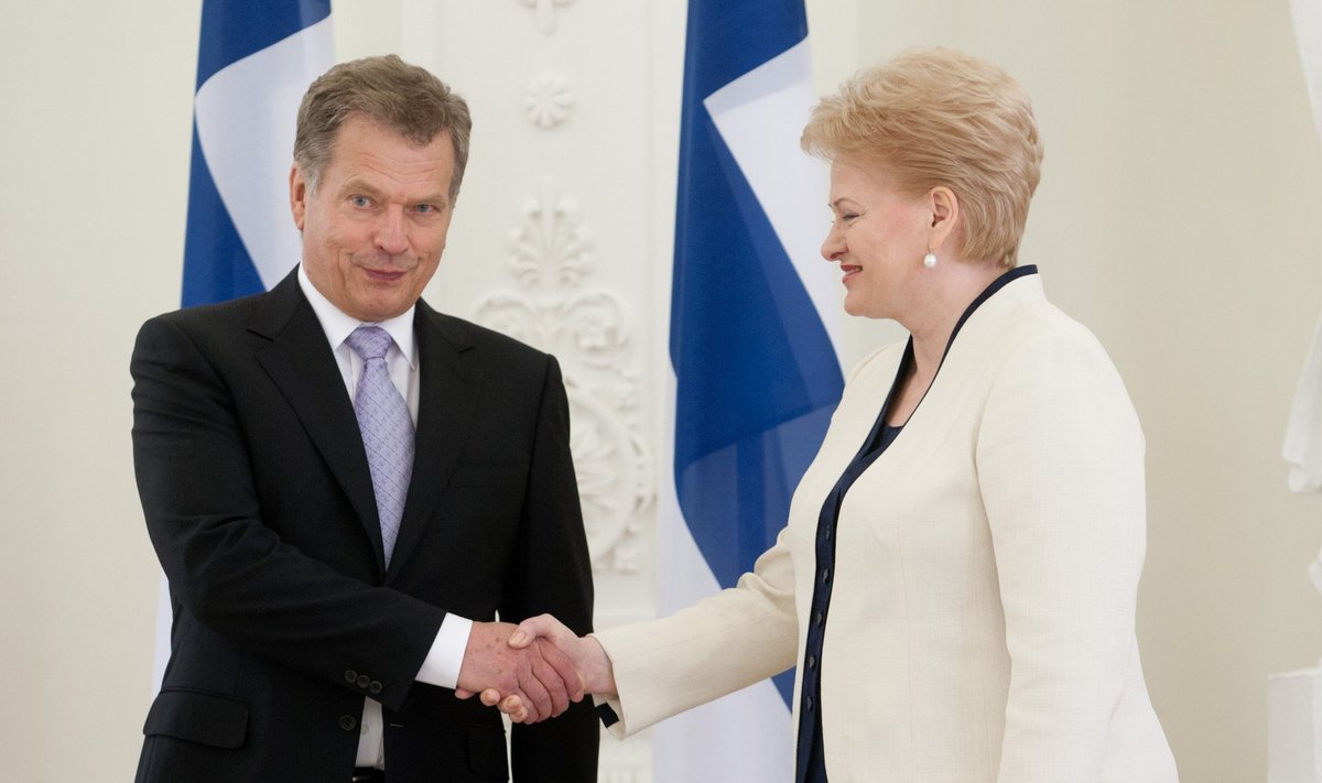 Dalia Grybauskaitė greets the Finnish President  Saulis Ninisto in Lithuania