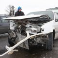 Vilniuje policininko sukeltoje avarijoje smarkiai suniokoti automobiliai