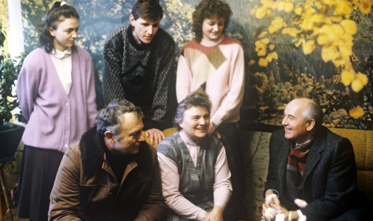 M.Gorbačiovas 1990 m. sausį lankėsi  Bridų kaime, J. Kluso namuose.