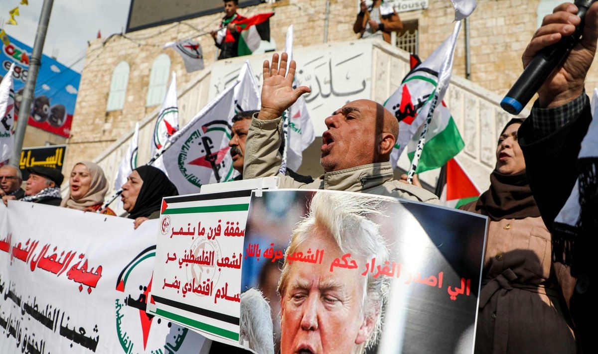 Palestiniečiai protestuoja prieš D. Trumpo „Taikos planą“