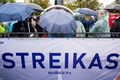 Streikuojantys mokytojai atžygiavo į Vinco Kudirkos aikštę Vilniuje