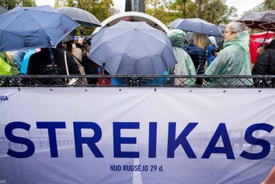 Striking teachers marched to Vincos Kudirka Square in Vilnius