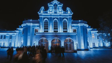Naujai nušvitusi istorinė Kauno erdvė traukia šviesų žaismės išsiilgusius kauniečius ir miesto svečius