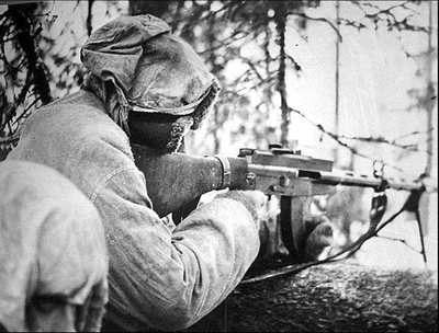 Automatu ginkluotas Suomijos karys kaunasi miške su sovietų pajėgomis 1940 metais