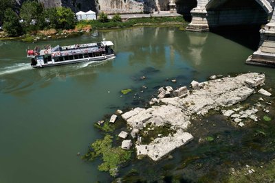 Šiemet ypatingai stipriai nuseko Tibro upė, todėl ėmė matytis akmeninio Pons Neronianus (Nerono tilo) griuvėsiai.