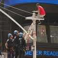 Ant stulpo užlipęs vyras sustabdė eismą Times aikštėje Niujorke