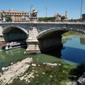 Dėl rekordinės sausros nusekusi Tibro upė Italijoje atidengė stulbinamą objektą – po vandeniu slypėjusį Romos imperatoriaus Nerono laikų tiltą