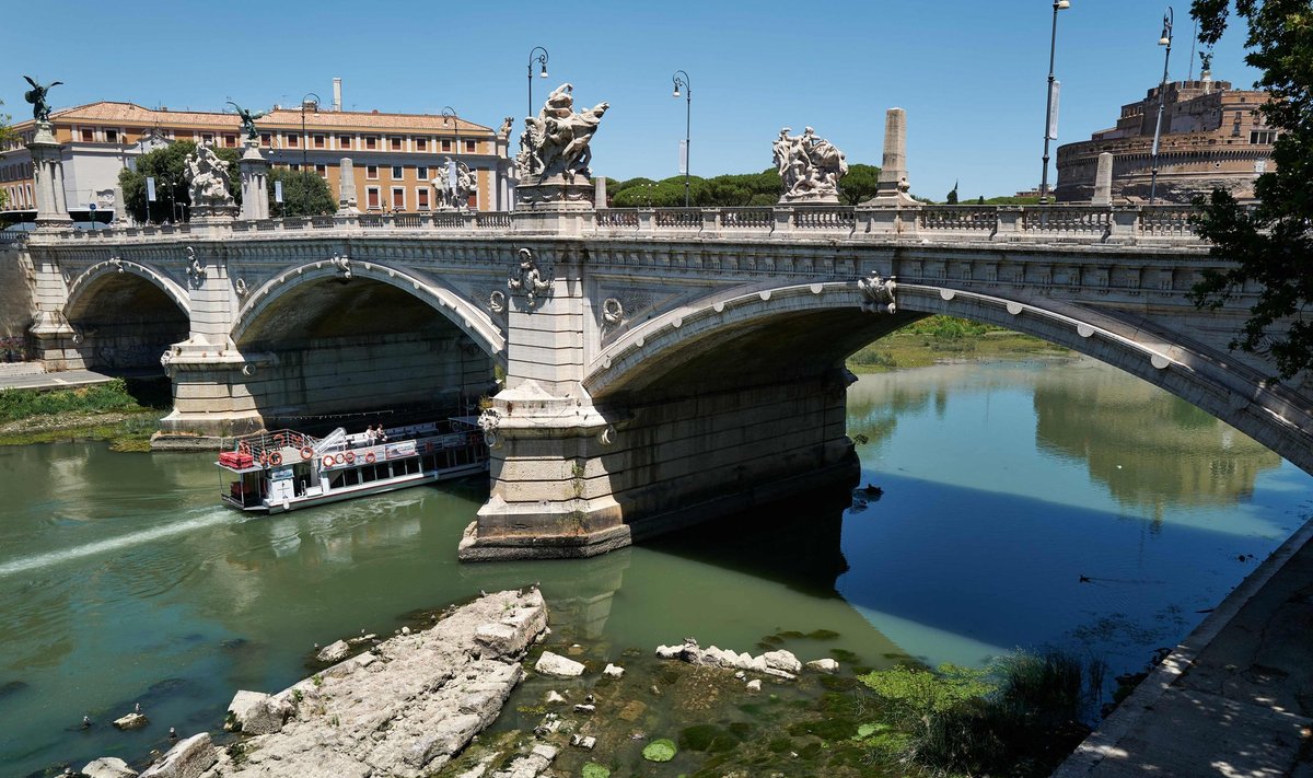 Šiemet ypatingai stipriai nuseko Tibro upė, todėl ėmė matytis akmeninio Pons Neronianus (Nerono tilo) griuvėsiai.