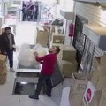 Vaizdo kameros užfiksavo, kaip parduotuvėje į telefoną užsižiūrėjęs jaunuolis įkrito į grindų ertmę