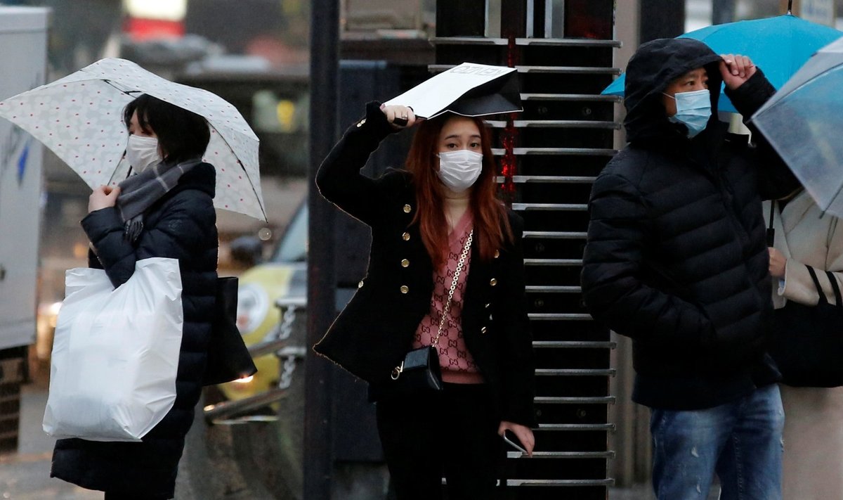 Japonai saugosi nuo koronaviruso Tokijuje