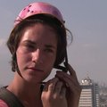 Tel Avivo dangoraižių langus plaunanti mergina – nauja Izraelio „TikTok“ žvaigždė