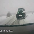 Keistas sniego valymo stilius Aukštadvaryje išdavė neblaivų traktorininką