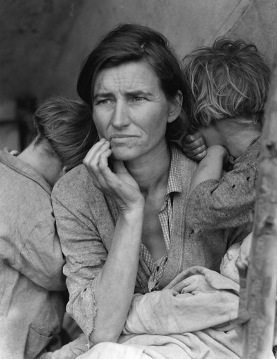 Motina su badaujančiais vaikais per Didžiąją depresiją JAV (Dorothea Lange  (1895–1965) nuotr.)