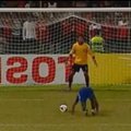 Geriau nei D. Beckhamas: Maldyvų rinktinės žaidėjas parkrito, bet vis tiek įmušė 11 m baudinį