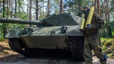 Vokietijos gynybos ministras brigadai Lietuvoje ketina užsakyti 35 tankus „Leopard“