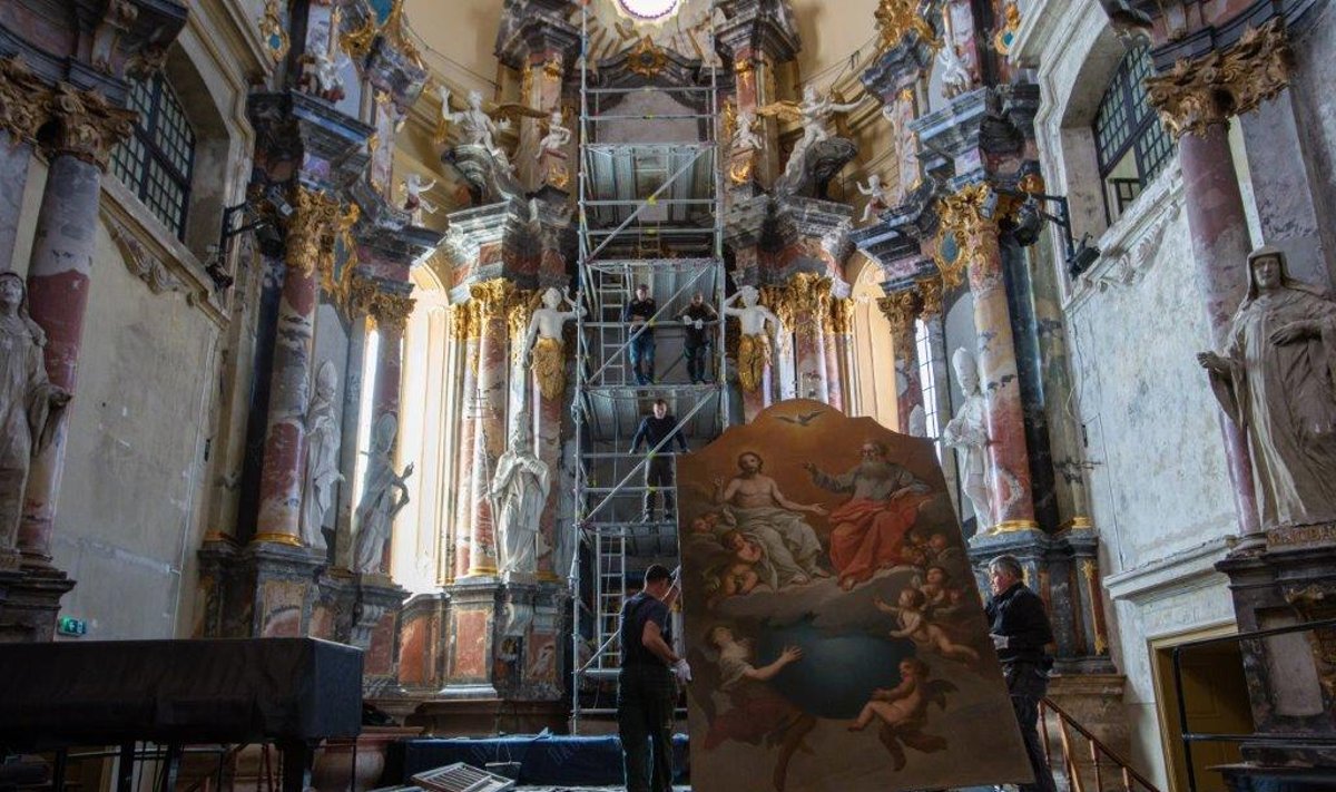Paveikslų grąžinimas į Šv. Kotrynos bažnyčios didįjį altorių (Bažnytinio paveldo muziejus nuotr.)
