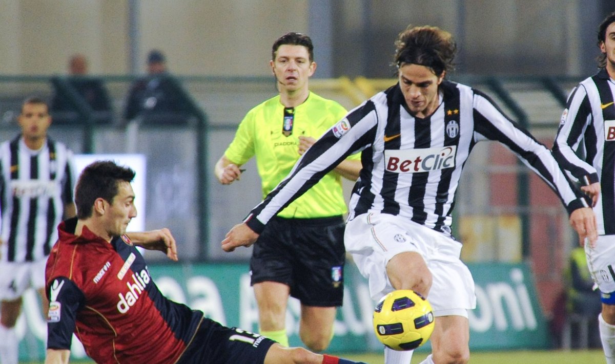 Alessandro Matri ("Juventus", dešinėje) kovoja su Lorenzo Auriauidio ("Cagliari") 