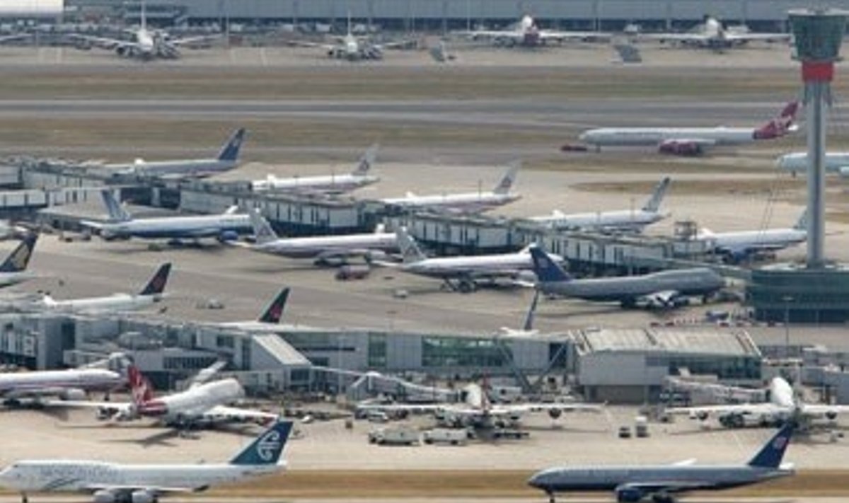 Visi lėktuvai stovi ir nekyla Heathrow oro uoste Londone (Anglija). Ketvirtadienį britų policija baimindamasi teroro aktų uždarė visus sostinės oro uostus.