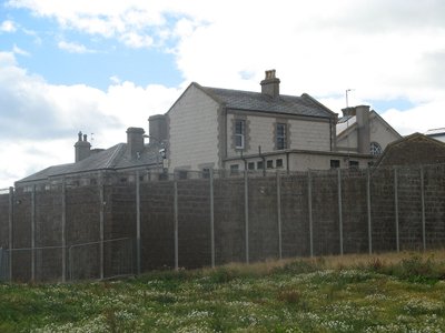 Pyterhedo kalėjimas, iš kurio reguliariai pabėgdavo Džonis.