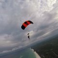 Pusnuogių britų šuoliai parašiutu virš Kenijos paplūdimių