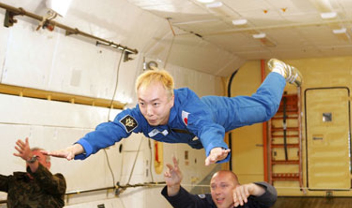 Kosmoso turistas Daisuke Enomoto iš Japonijos mėgaujasi nesvarumo būkle treniruočių metu Rusijoje.
