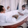 R.Karpio ir T.Girininko akibrokštas: vitrinos vonioje operos solistai žaidė šachmatais