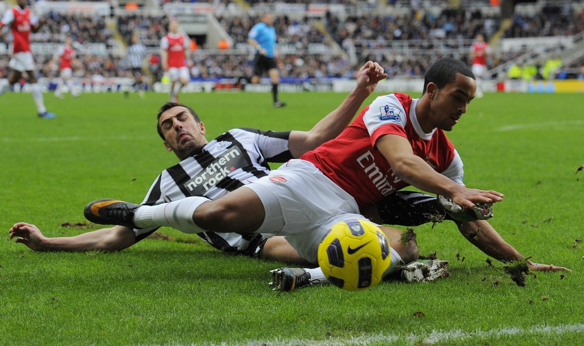 Jose Enrique ("Newcastle") kovoja su  Theo Walcottu ("Arsenal") 