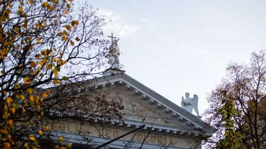 Soviet-removed sculptures to be put back on Vilnius church's roof
