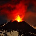 Sicilijoje atgijęs Etnos ugnikalnis spjaudo pelenus ir lavą
