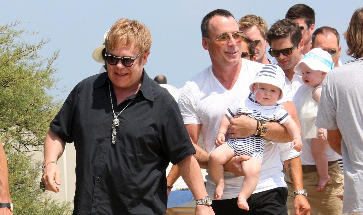 Eltono Johno, Davido Furnisho ir jų sūnaus atostogos San Tropeze